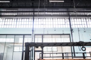 Poussez la porte de la salle des douches !