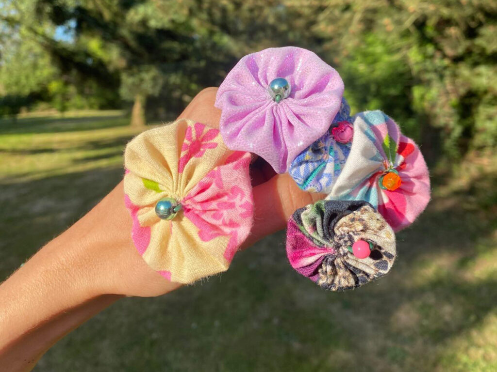 Atelier de confection de fleurs par Sainte-Naïké