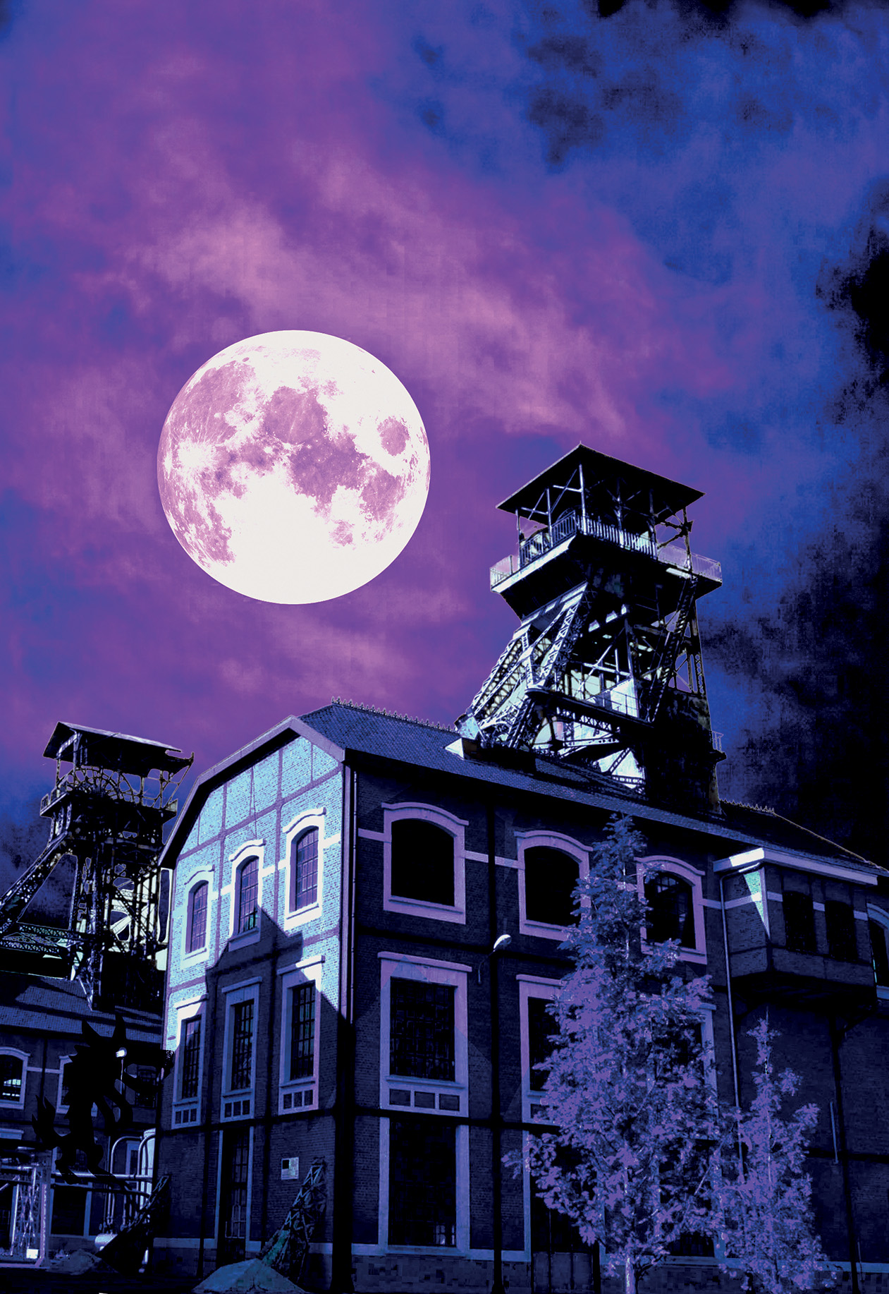 Image des chevalements du 9-9bis dans les tons violet, avec une grosse pleine lune dans le ciel nuageux